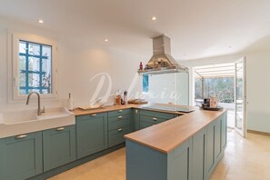 Private kitchen - Magnificent bastide, located 2 minutes from Le Thoronet. 5bedroom and 5bathroom swimming pool (Le Thoronet)