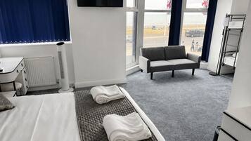 Habitación cuádruple familiar, vista a la playa | Sábanas de algodón egipcio y ropa de cama de alta calidad