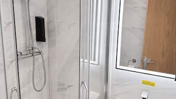 Family Suite | Bathroom