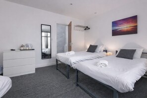 Family Quadruple Room | Free WiFi - 399 Prom - Blackpool Hotel (Blackpool)