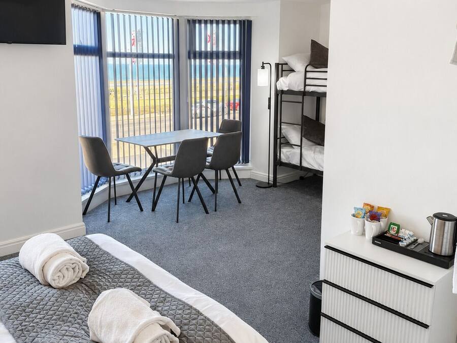 Kamar Quadruple Keluarga, pemandangan pantai | Seprai katun Mesir, seprai premium, dan setrika/meja setrika