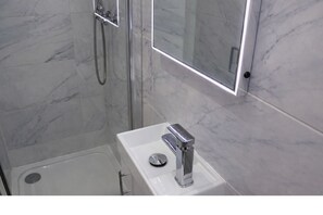 Dusche, kostenlose Toilettenartikel, Handtücher, Seife