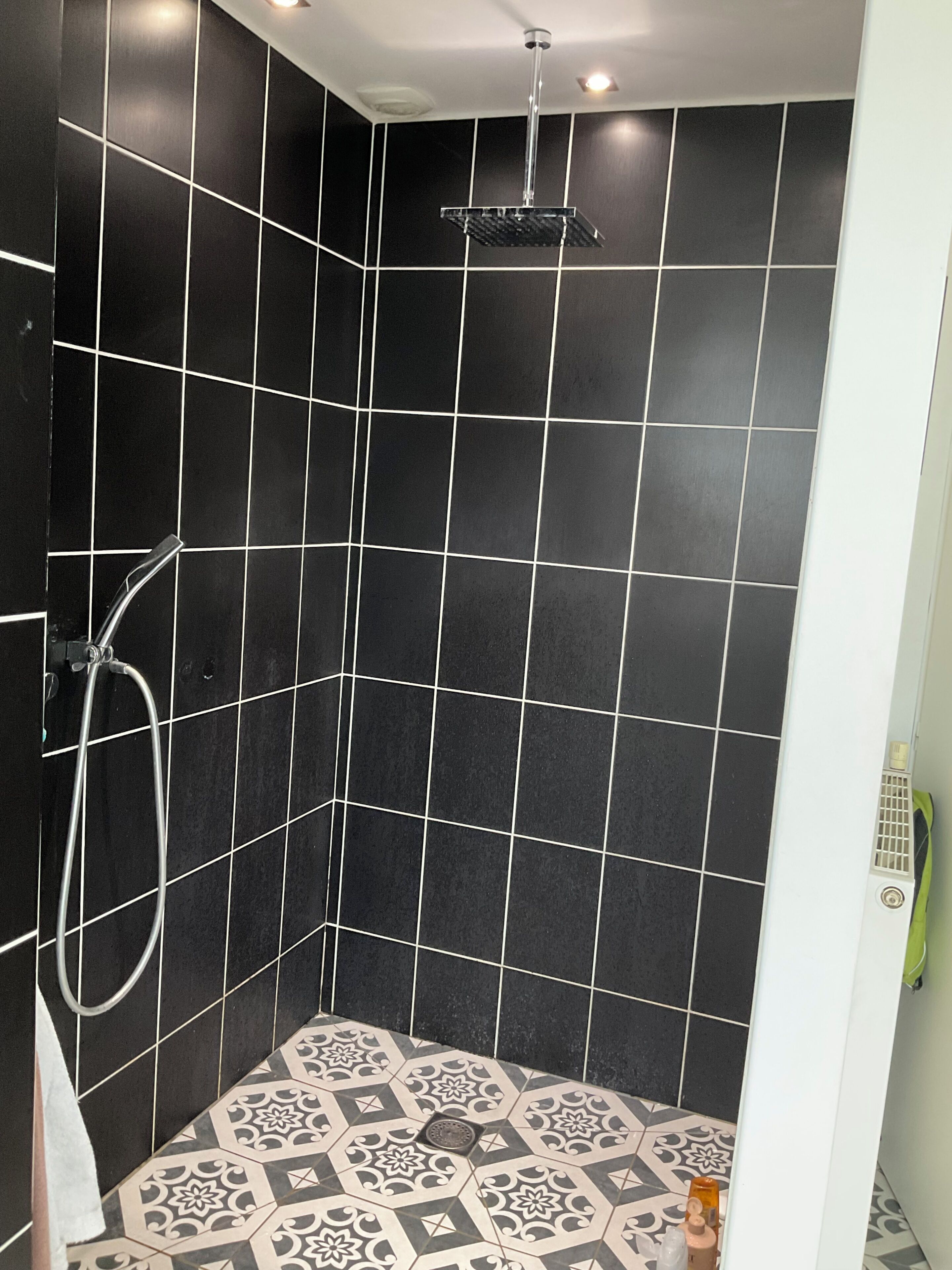 Een douche, een haardroger, toiletpapier