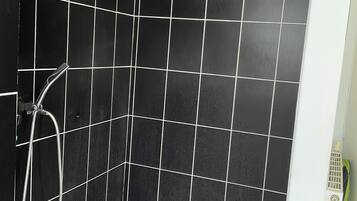 Een douche, een haardroger, toiletpapier