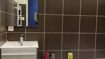 Douche, sèche-cheveux, papier toilette