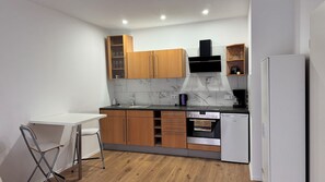 Kühlschrank, Ofen, Herdplatte, Wasserkocher mit Kaffee-/Teezubehör