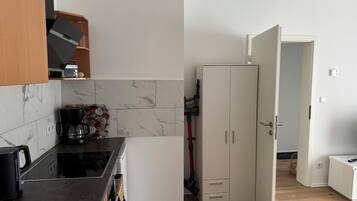 Kühlschrank, Ofen, Herdplatte, Wasserkocher mit Kaffee-/Teezubehör