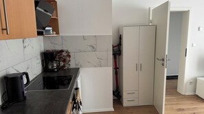 Fridge, oven, stovetop, coffee/tea maker
