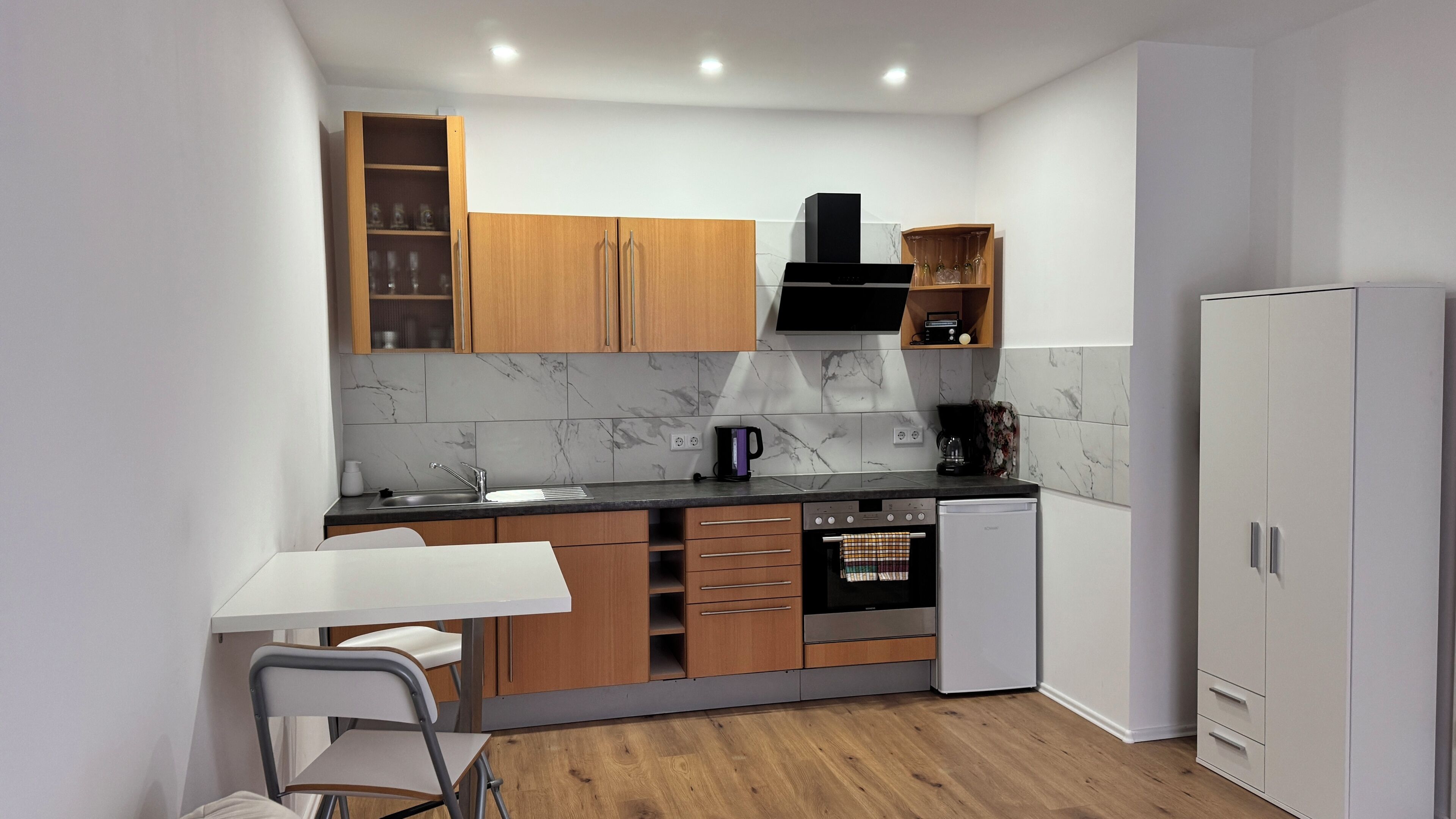 Fridge, oven, stovetop, coffee/tea maker