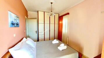 Iron/ironing board, WiFi, bed sheets