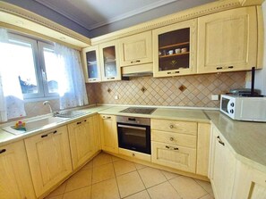 Fridge, microwave, oven, stovetop - Apartment 'Casa Verde Blu' with Balcony, Wi-Fi and Air Conditioning (Perivoli)