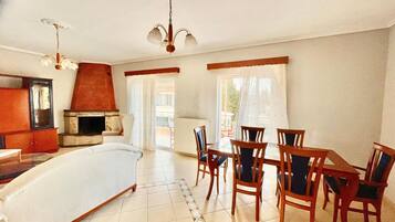 TV, fireplace, stereo
