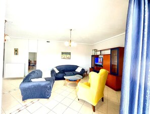 TV, fireplace, stereo