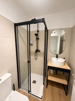 Shower, towels, soap, shampoo - Hostal Ramon y Cajal (Madrid)