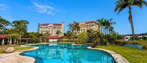 2 outdoor pools