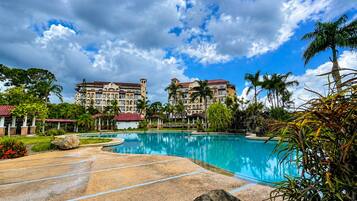 2 outdoor pools