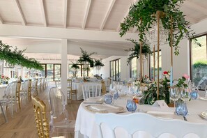 A spacious hall with white tables, clear chairs, and greenery. - Pizzaz Abruzzo Mountain Family Retreat Romantic Get-away or Unique Event Venue (Torre de' Passeri)