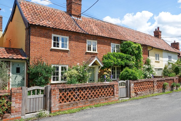 8 Cross Street, Hoxne: A quiet Suffolk morning with nowhere to be