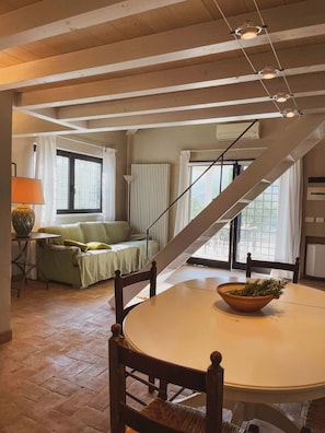 House | 2 bedrooms, Internet - Holiday Living in an Expansive Olive Estate Pool and AC (Torre de' Passeri)