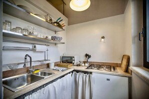 House | 2 bedrooms, Internet - Holiday Living in an Expansive Olive Estate Pool and AC (Torre de' Passeri)