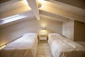 House - Il Castello Family Perfect for a Country Escape on an Abruzzo Farm Pool and AC (Torre de' Passeri)
