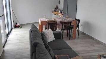 Apartment, Patio, Courtyard View | Living area