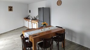Leilighet, adgang til basseng, bakgårdsutsikt | Spiseområde