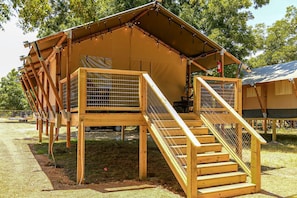 Une structure en bois dotée d’une rampe et d’une zone délimitée par une clôture, probablement une nichoir ou un ouvrage similaire.