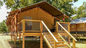 Une structure en bois dotée d’une rampe et d’une zone délimitée par une clôture, probablement une nichoir ou un ouvrage similaire.
