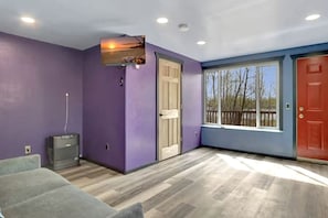 TV - Cozy Lakeside Cabin for Fishing and Sunsets near Willow Lake in Houston, Alaska (Houston)