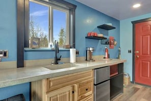 Coffee/tea maker, fridge, microwave, blender