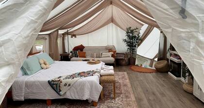 Luxury Canvas Retreat w/ Rain Shower & Firepit in Brush Prairie, Washington