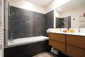 Shower, hair dryer, towels, soap - Vrbo Property (La Teste-de-Buch)