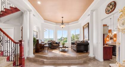 Murrieta Manor - Private 6-Acre Estate, 50ft Pool, Spa, Theater & Mini Golf