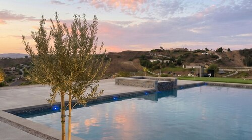 Murrieta Manor - Private 6-Acre Estate, 50ft Pool, Spa, Theater & Mini Golf