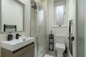 Shower, hair dryer, towels, shampoo - Modern Wheatfield Apartment (Edinburgh)