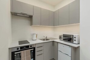 Microwave, oven, stovetop, electric kettle - Modern Wheatfield Apartment (Edinburgh)