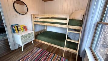 4 bedrooms, iron/ironing board, WiFi, bed sheets