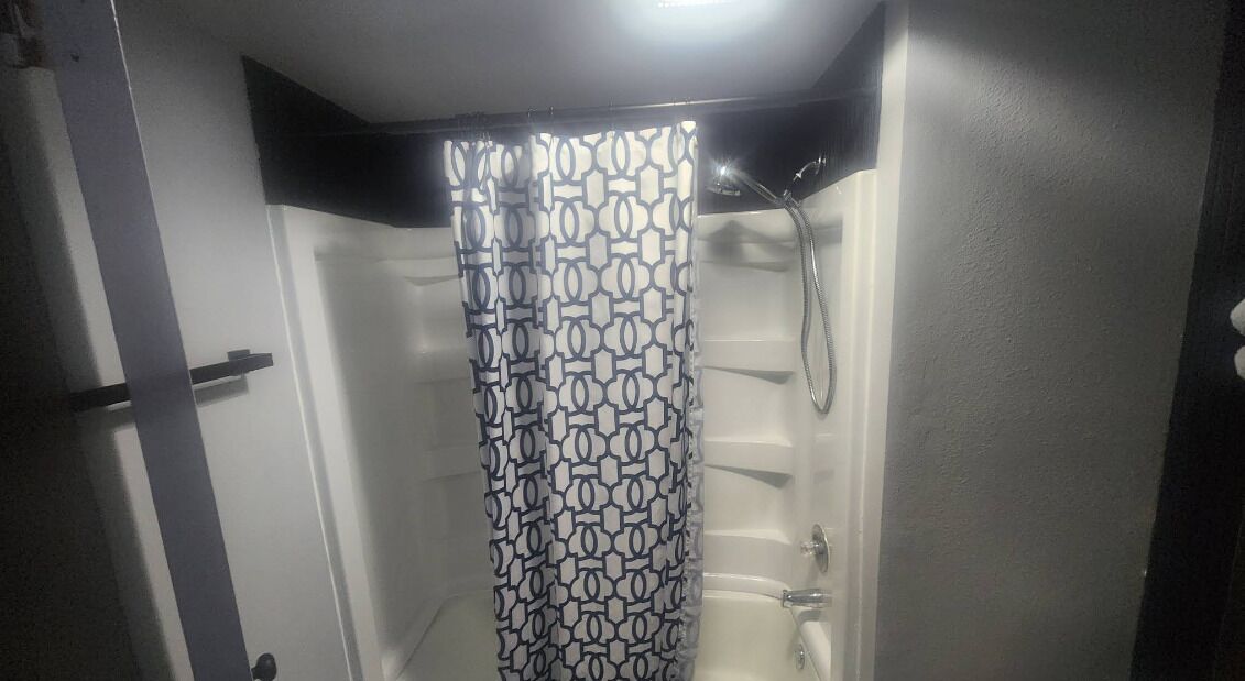 Eenvoudige kamer, uitzicht op park | Badkamer | Een bad/douchecombinatie, gratis toiletartikelen, handdoeken, zeep