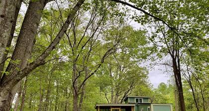Glamping Tiny House Situated in the Tennesse Woods for a Tranquil Escape near Chattanooga