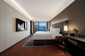 Executive Suite | Premium bedding, pillowtop beds, free minibar, individually decorated