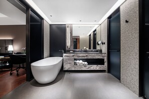 Executive-Suite | Badezimmer | Kostenlose Toilettenartikel, Haartrockner, Hausschuhe, Handtücher