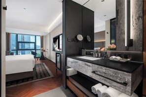 Habitación empresarial individual | Baño | Tina profunda, regadera tipo lluvia, amenidades de baño gratuitas 
