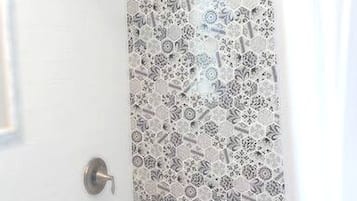Ein Badezimmer mit Badewanne, Toilette und Duschvorhang.