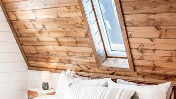 5 bedrooms, desk, travel crib, WiFi