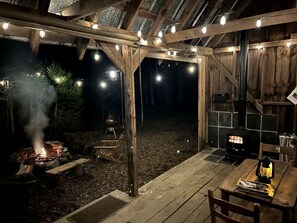 Outdoor dining - Peaceful Cabin Stay with Fire Pit, Sauna & Mountain Adventure in Zirconia, North Carolina (Zirconia)