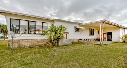Big Family Paradise: Riverfront Getaway for a Relaxing Stay in Wakulla County, FL