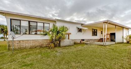 Big Family Paradise: Riverfront Getaway for a Relaxing Stay in Wakulla County, FL