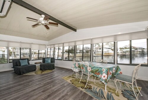 Big Family Paradise: Riverfront Getaway for a Relaxing Stay in Wakulla County, FL