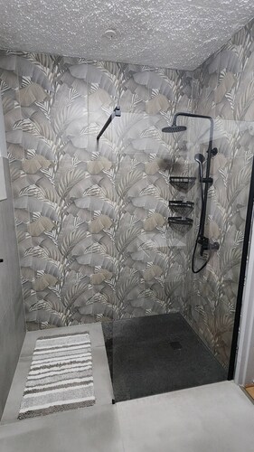 Charming 2-bedroom Apartment in Gqeberha With Garden Views